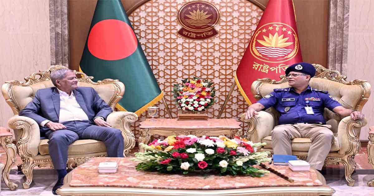 রাষ্ট্রপতি মির্জা ফখরুল ইসলাম আলমগীর ও বাংলাদেশ পুলিশের আইজিপি মো. আলী হোসেন ফকির , ছবিঃ সংগৃহীত 