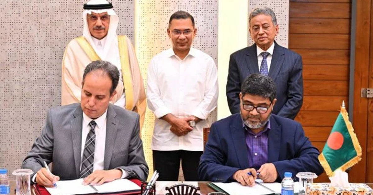 বাংলাদেশ সরকারের পক্ষে অর্থ মন্ত্রণালয়ের অর্থনৈতিক সম্পর্ক বিভাগের অতিরিক্ত সচিব ড. মো. মিজানুর রহমান এবং ইসলামিক ডেভেলপমেন্ট ব্যাংক গ্রুপের পক্ষে সংস্থাটির ডিরেক্টর জেনারেল (কান্ট্রি প্রোগ্রামস) আনাসি আইসামি চুক্তিতে সই করেন, ছবি: বাসস