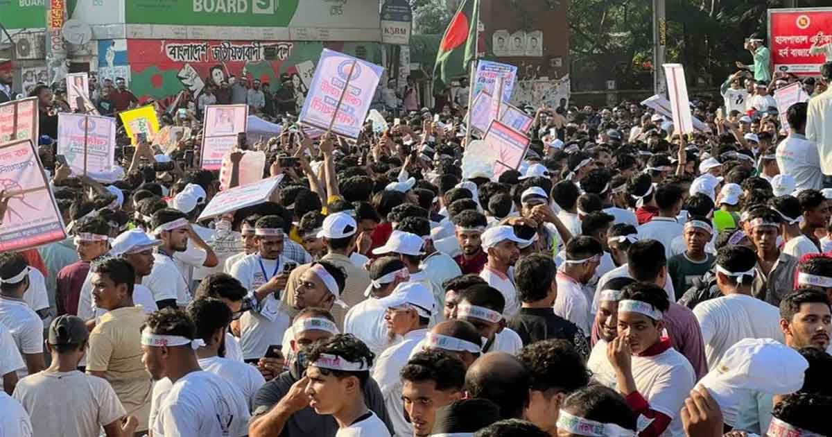 নোয়াখালী বিভাগ ঘোষণার দাবিতে শাহবাগ অবরোধ