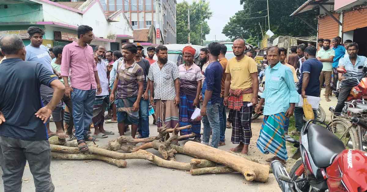 রাস্তা অবরোধ করেছে গ্রামবাসী, ছবিঃ সংগৃহীত 
