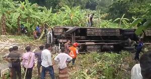 গোপালগঞ্জে যাত্রীবাহী বাস খাদে পড়ে নিহত ৩