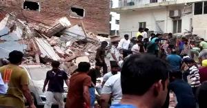 দিল্লিতে বহুতল ভবন ধস, বহু মানুষ আটকা পড়ার আশঙ্কা