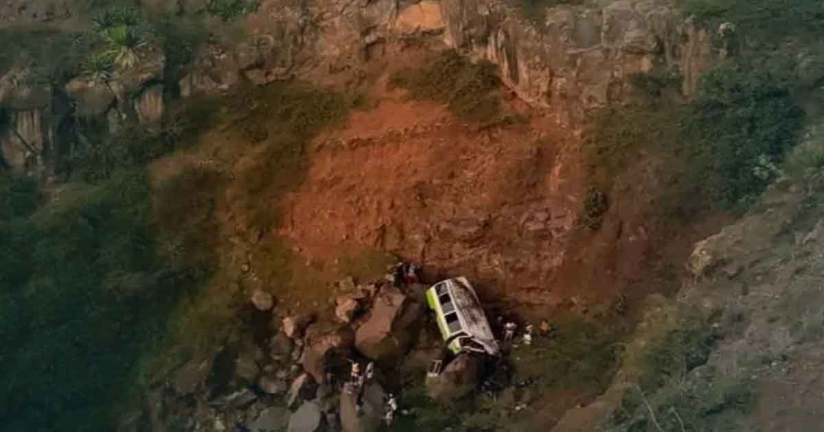 বাস খাদে, ছবিঃ সংগৃহীত 
