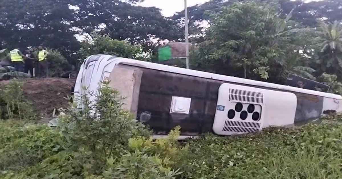 মেডিকেল শিক্ষার্থীদের নিয়ে খাদে পড়ে গেল বাস, আহত ২০