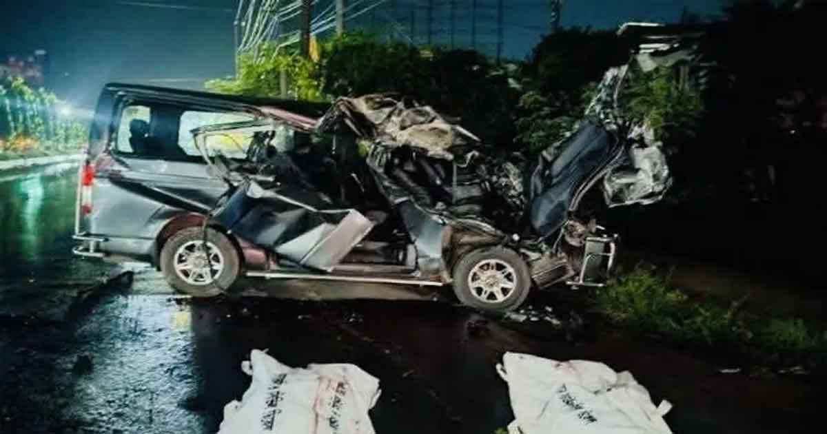 দুমড়েমুচড়ে যাওয়া মাইক্রোবাস, ছবিঃ সংগৃহীত 