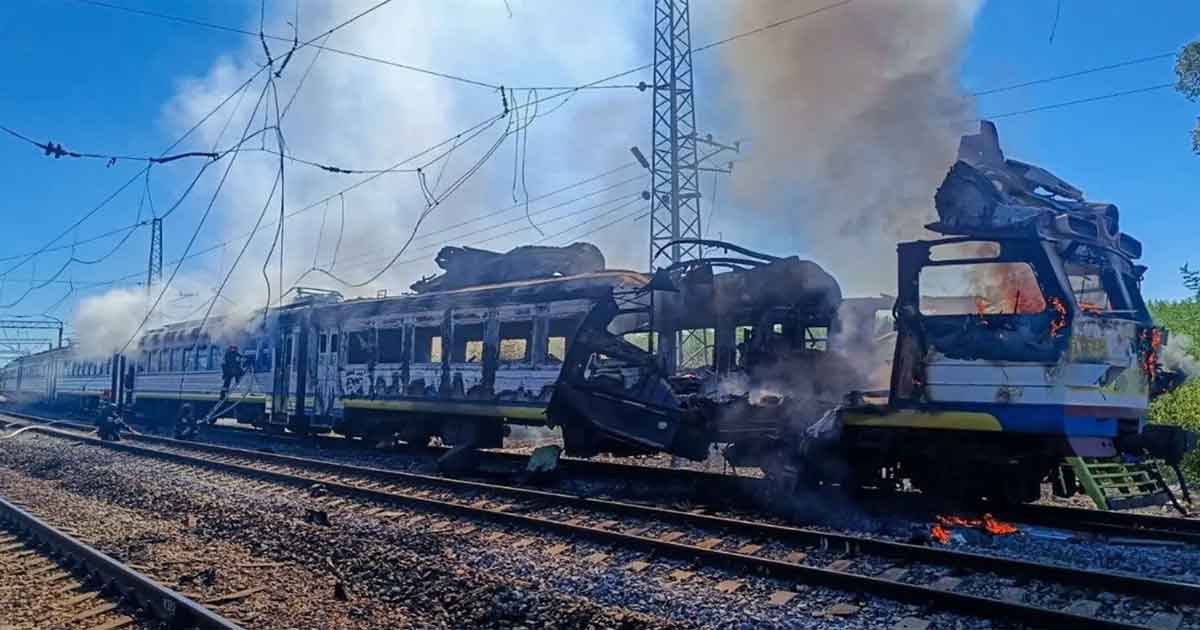 রুশ হামলায় বিধ্বস্ত ট্রেন, ছবিঃ সংগৃহীত 