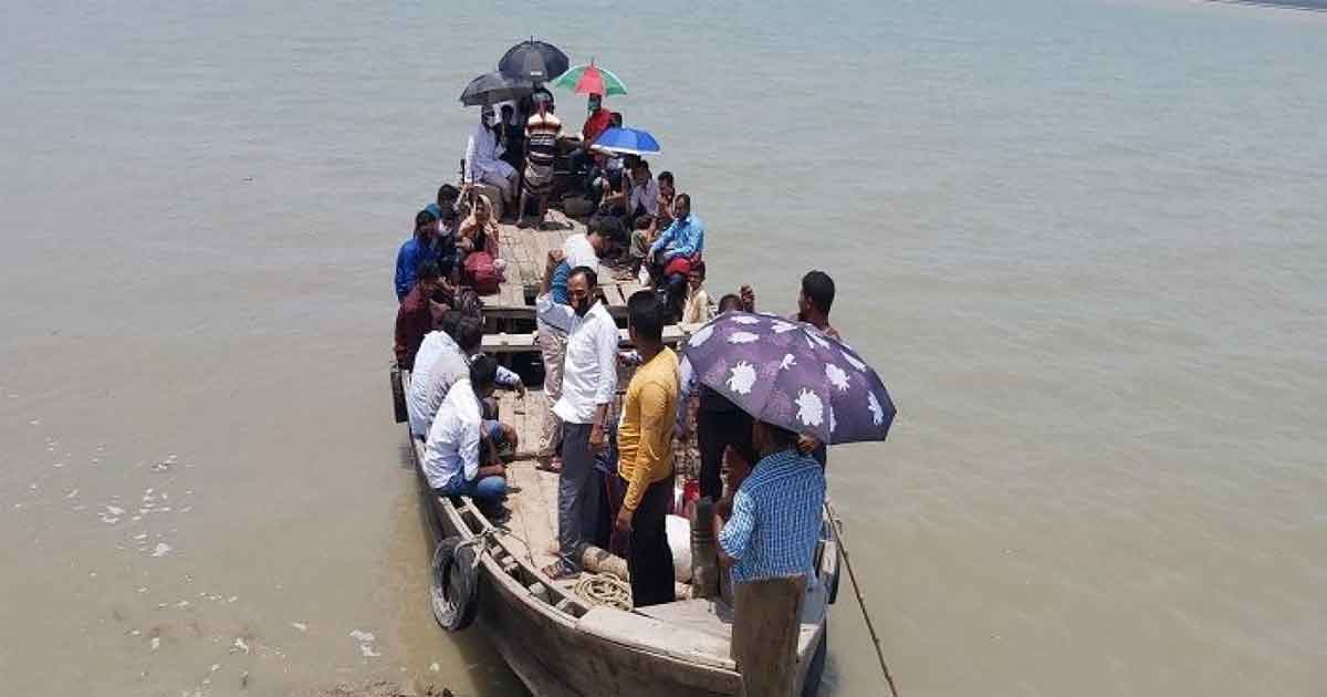 উত্তাল পদ্মায় ঝুঁকি নিয়ে ইঞ্জিনচালিত ট্রলারে পারাপার হচ্ছেন যাত্রীরা, ছবিঃ সংগৃহীত