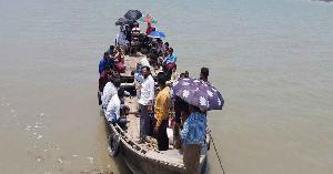 ফেরি চলাচল বন্ধ থাকায় ট্রলারে উত্তাল পদ্মা পারাপার