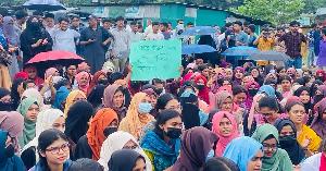 অপ্রতিম হত্যার বিচার দাবিতে ঢাকা-চট্টগ্রাম মহাসড়ক অবরোধ