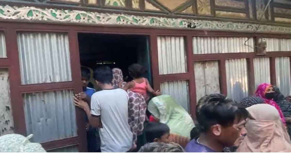 ঘটনাস্থলে স্থানীয়দের ভিড়, ছবিঃ সংগৃহীত 