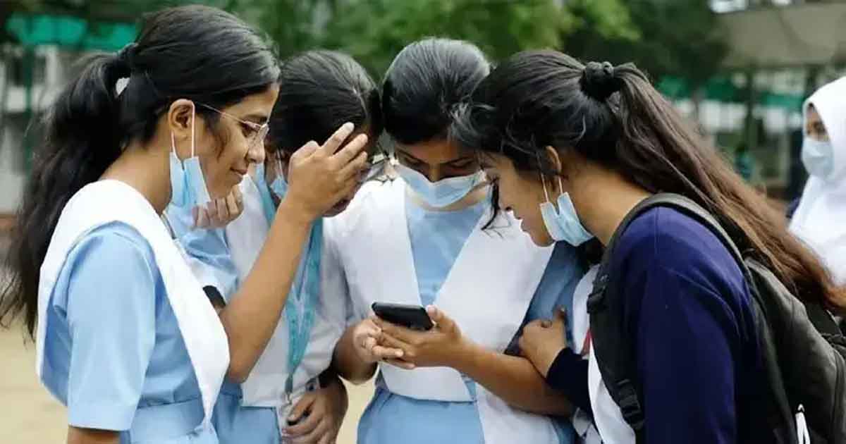 এইচএসসির ফল খুঁজছে শিক্ষার্থীরা, ছবিঃ সংগৃহীত 