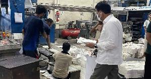 মধ্যরাতে ছাপাখানায় শিক্ষামন্ত্রী, যাচাই করলেন বইয়ের মান