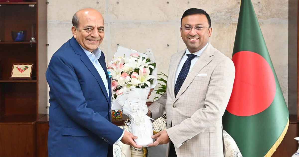 পররাষ্ট্র প্রতিমন্ত্রী হুমায়ুন কবির ও ভারতের হাইকমিশনার দীনেশ ত্রিবেদী, ছবিঃ সংগৃহীত