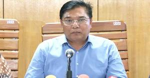 শাহজালাল বিমানবন্দরে হঠাৎ বিমানমন্ত্রী, ট্রলি বাড়ানোর নির্দেশ