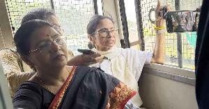 দিল্লিতে মমতা বন্দ্যোপাধ্যায় আটক