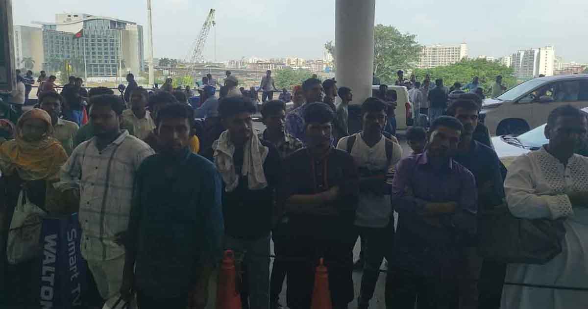 বিমানবন্দরে অপেক্ষায় সৌদি প্রবাসী, ছবিঃ সংগৃহীত 