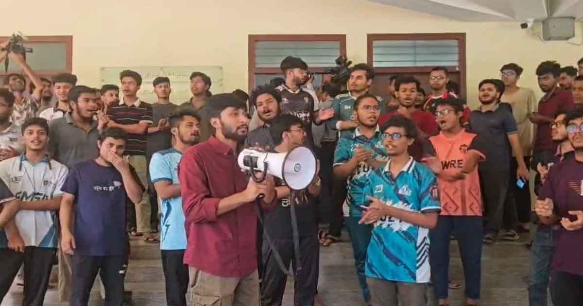 চুয়েটের আন্দোলনরত শিক্ষার্থীরা, ছবিঃ সংগৃহীত 