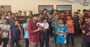 উপাচার্যকে ভেতরে রেখেই চুয়েটের ভিসি ভবনে তালা