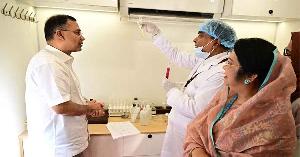 নিরাপদ খাদ্য পরীক্ষার ভ্রাম্যমাণ ল্যাব পরিদর্শন করলেন প্রধানমন্ত্রী
