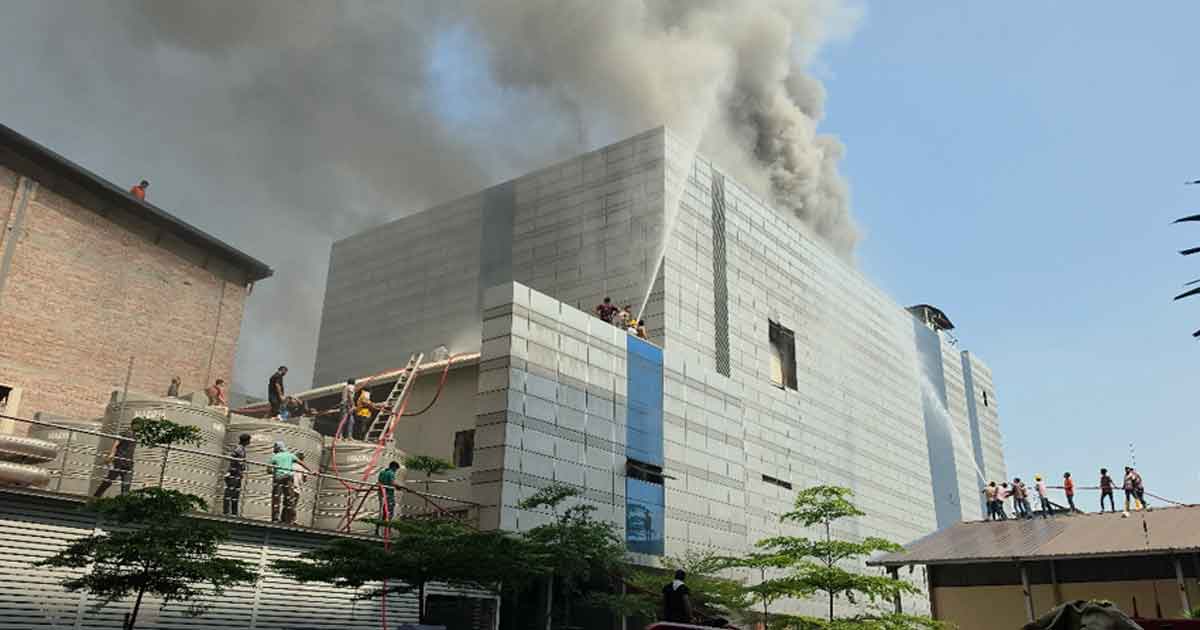 টঙ্গীতে কারখানার আগুন নিয়ন্ত্রণে কাজ করছে সেনাবাহিনী, ছবিঃ সংগৃহীত 
