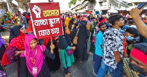 পোশাক শ্রমিকদের সড়ক অবরোধ, স্থবির বিমানবন্দর সড়ক