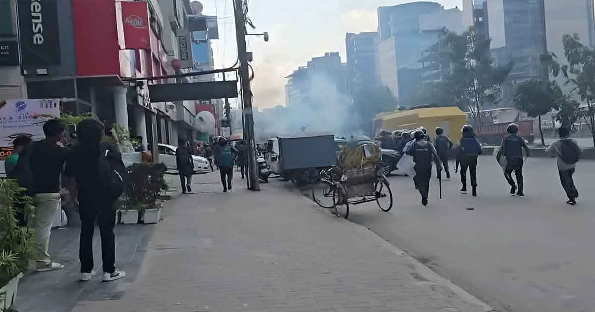উত্তরায় মহাসড়ক অবরোধ করা শ্রমিকদের টিয়ারশেল ছুড়ে সরাল পুলিশ, ছবিঃ সংগৃহীত