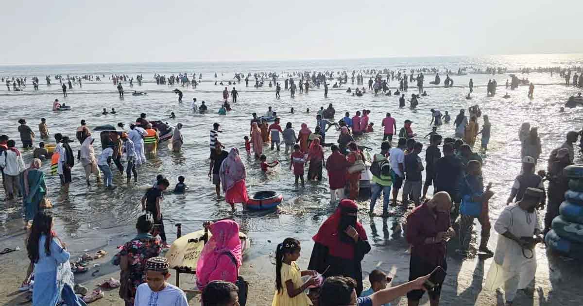টানা ছুটিতে কক্সবাজারে পর্যটকের ঢল