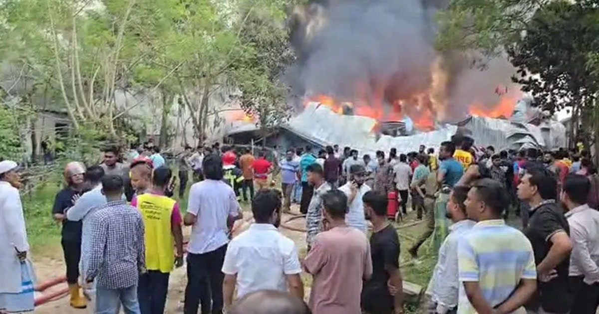 গাজীপুরের কাশিমপুরে একটি পোশাক কারখানার কার্টুন গুদামে অগ্নিকাণ্ড, ছবি: সংগৃহীত