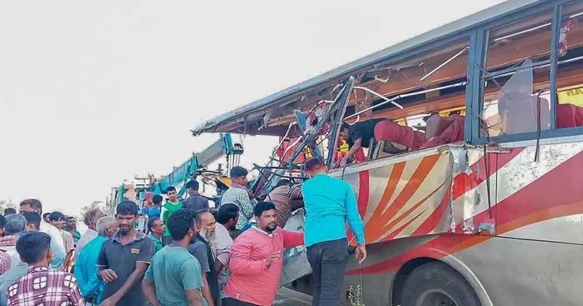 রংপুরে দাঁড়িয়ে থাকা ডাম্প ট্রাকে বাসের ধাক্কায় নিহত ৩, আহত ১৫