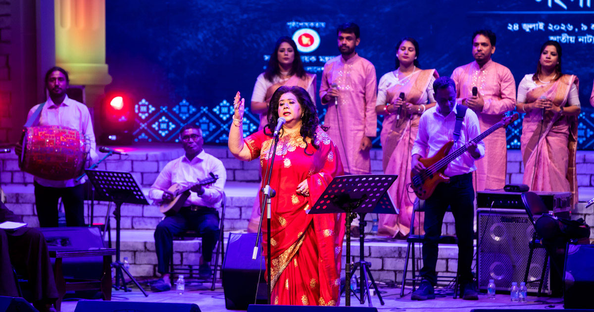 শিল্পকলা একাডেমির মঞ্চে রুনা লায়লা, ছবি: ডেইলি স্টার