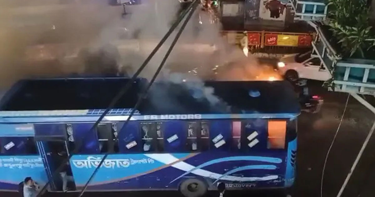 রাজধানীর পৃথক স্থানে চারটি বাসে আগুন, ছবি: সংগৃহীত